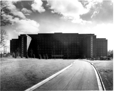The Clinical Center at NIH (14352144932)