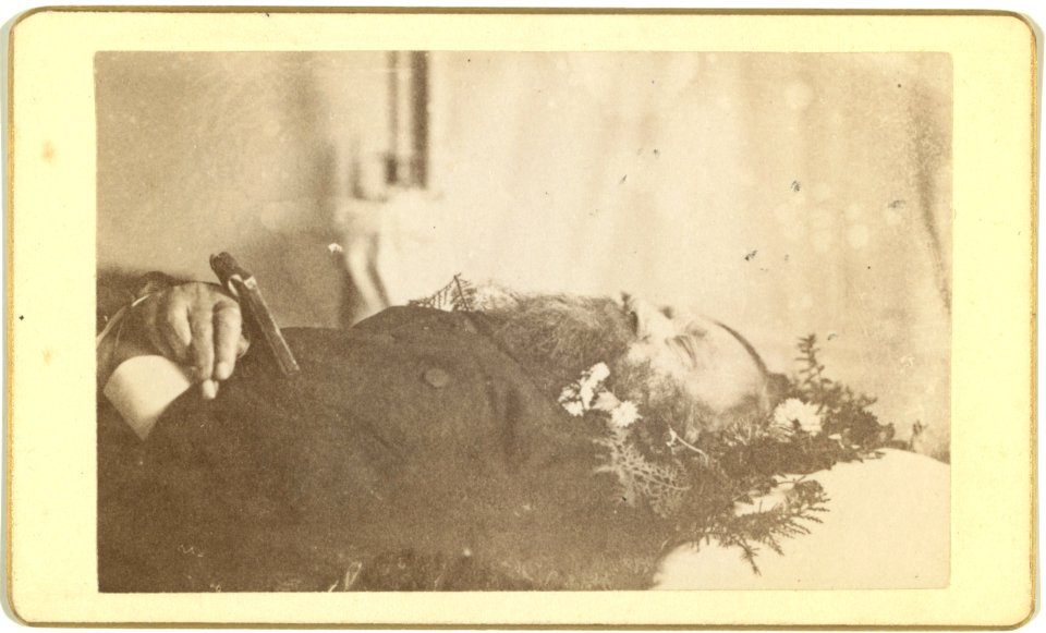 The corpse of a rich Russian man laid out for burial LCCN99615671
