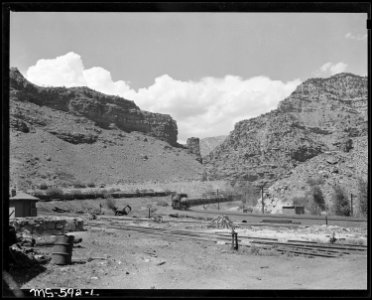 The Denver, Rio Grande & Western Railroad cuts through the canyon near this mine. Royal Coal Company, Royal ^2 Mine... - NARA - 540511