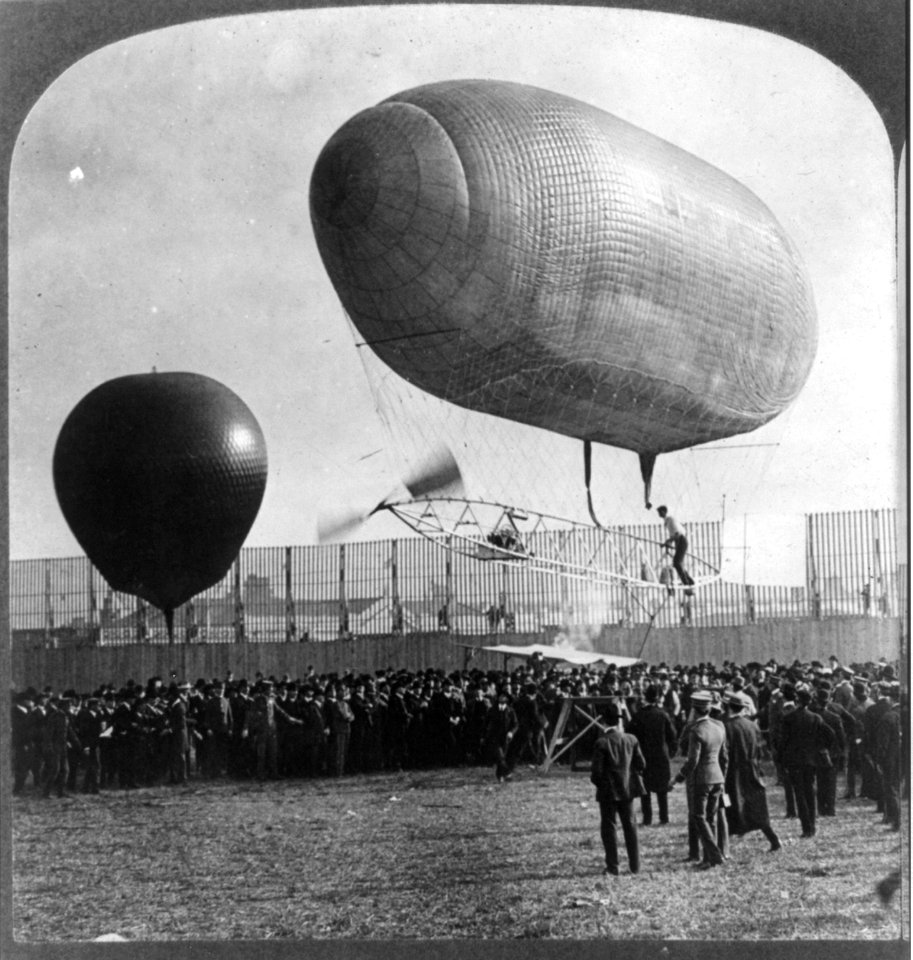 The famous California Arrow airship starting with aeronaut Knabenshue in its first successful flight, World's Fair, St. Louis LCCN2002721524