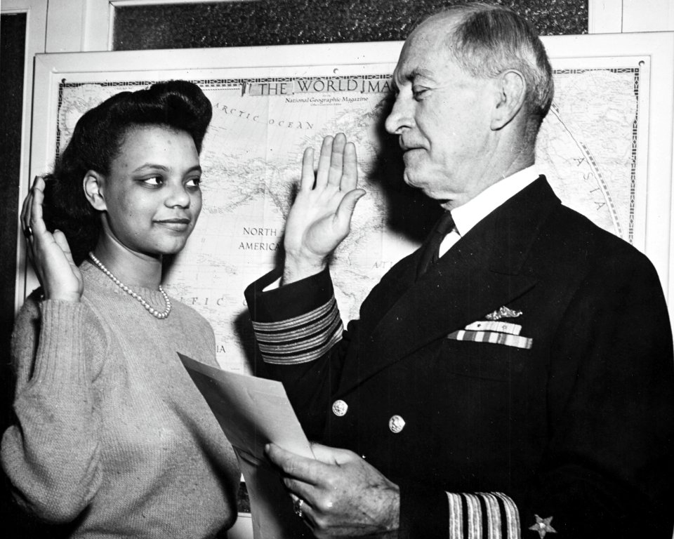 The first WAVES of African-American descent is sworn in at the U.S. Navy's First Naval District Headquarters, circa in late 1944 (38328531)