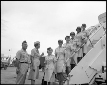 The first five enlisted women in the Air Force (WAF) and the fourth WAF officer to be assigned to Vietnam arrive at... - NARA - 542305