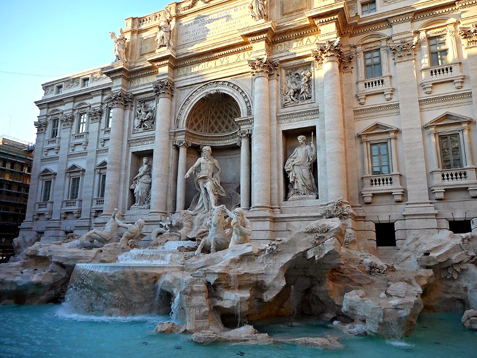The fountain of Trevi (1732-1762) in Rome - Architect Nicola Salvi; Statues Ocean by Pietro Bracci (1762); Abundance (left) and Healthiness (right) by Filippo Valle (26287260950)