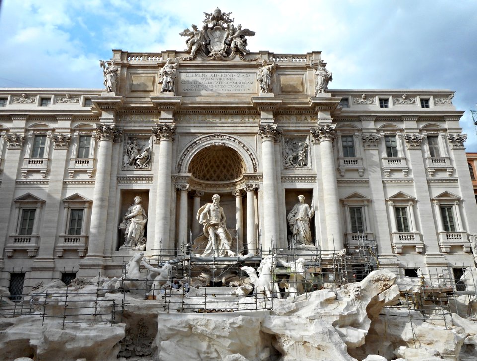 The fountain of Trevi (1732-1762) in restoration - Rome - Architect Nicola Salvi; Statues Ocean by Pietro Bracci (1762); Abundance (left) and Healthiness (right) by Filippo Valle (22583768346)