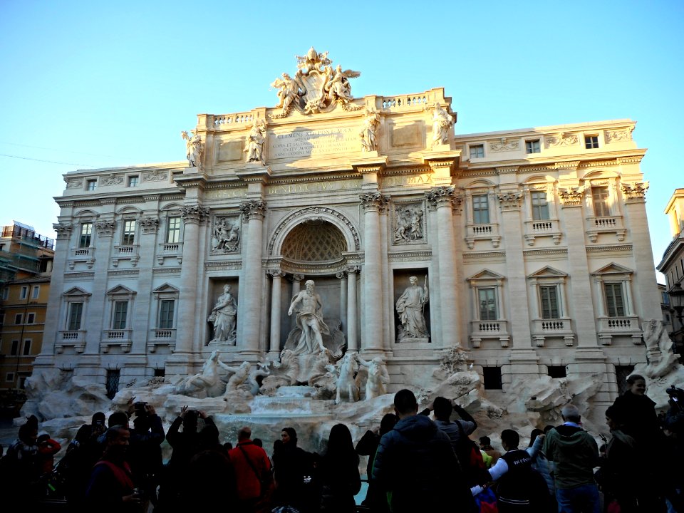 The fountain of Trevi (1732-1762) in Rome - Architect Nicola Salvi; Statues Ocean by Pietro Bracci (1762); Abundance (left) and Healthiness (right) by Filippo Valle (23222239464)