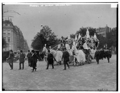 The funeral of the two children of Isadora Duncan in Paris. (4 horses drawing huge ornate hearse.) Bain - Bain LCCN2014681741