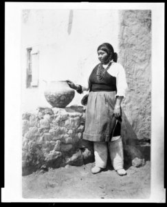 The girl with the olla LCCN2010647171