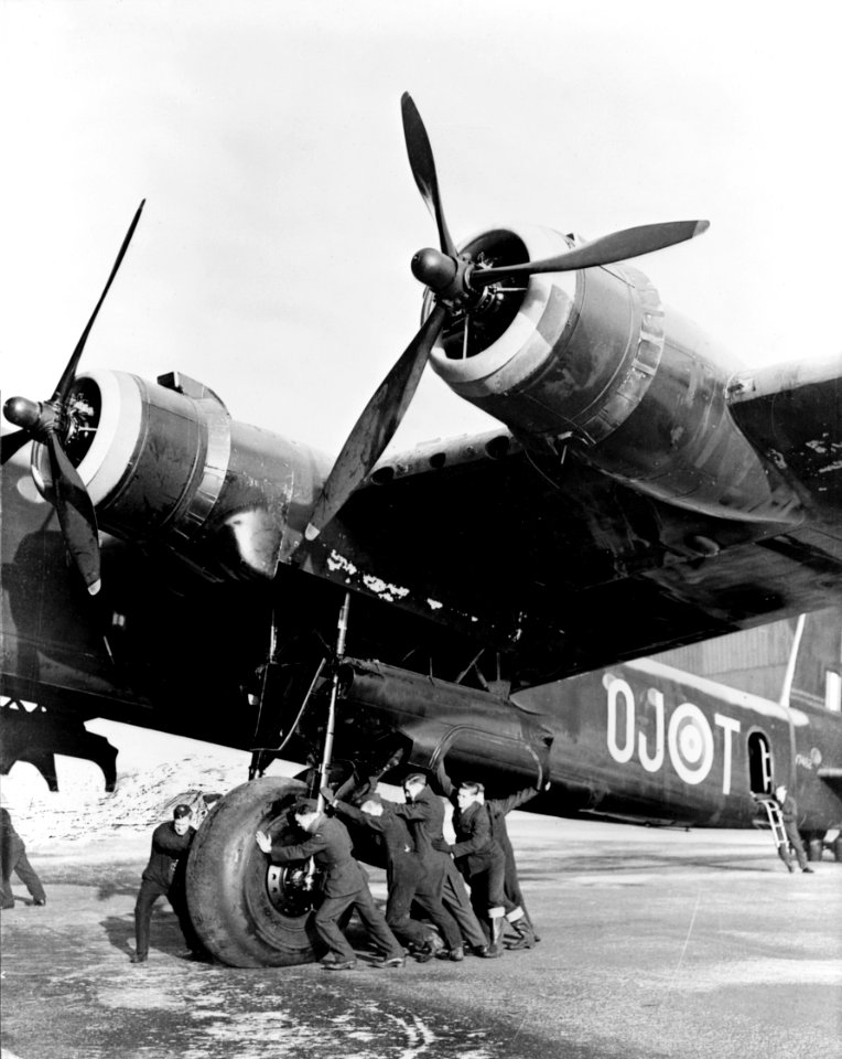 The ground staff pushing a giant Stirling mod
