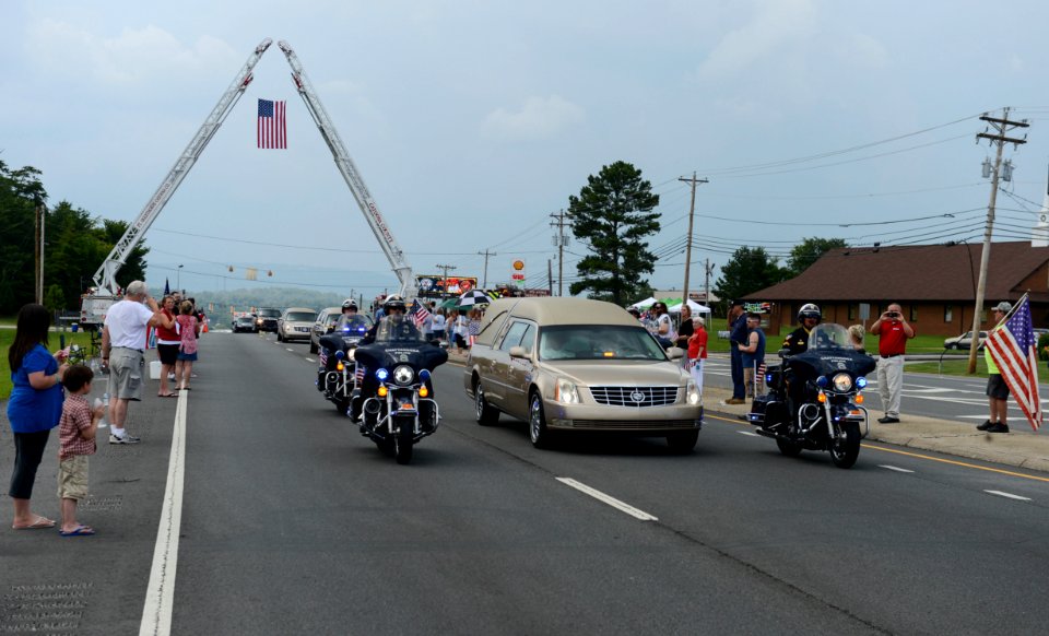 The hearse carrying the remains of Logistics Specialist 2nd Class Randall Smith is escorted to Chattanooga National Cemetery. (19909434420)