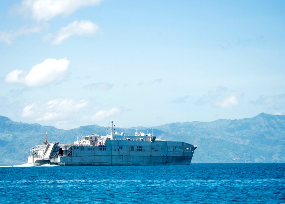 The joint high speed vessel USNS Spearhead (JHSV 1) departs from Puerto Castilla, Honduras, Sept 140902-N-XQ474-010