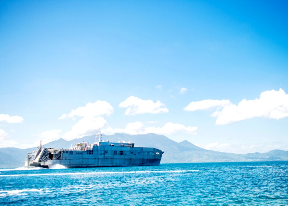 The joint high speed vessel USNS Spearhead (JHSV 1) departs from Puerto Castilla, Honduras, Sept 140902-N-XQ474-011