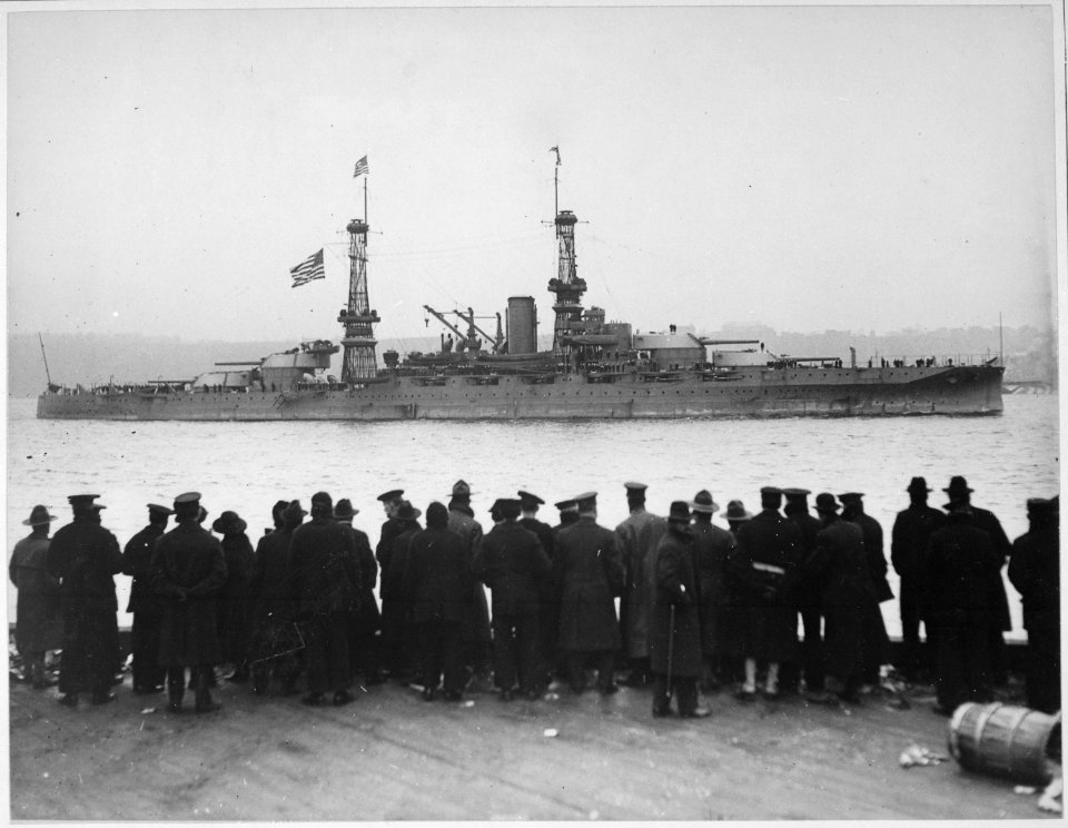 The leader Arizona passing 96th Street Pier in great naval review at New York City. - NARA - 533700