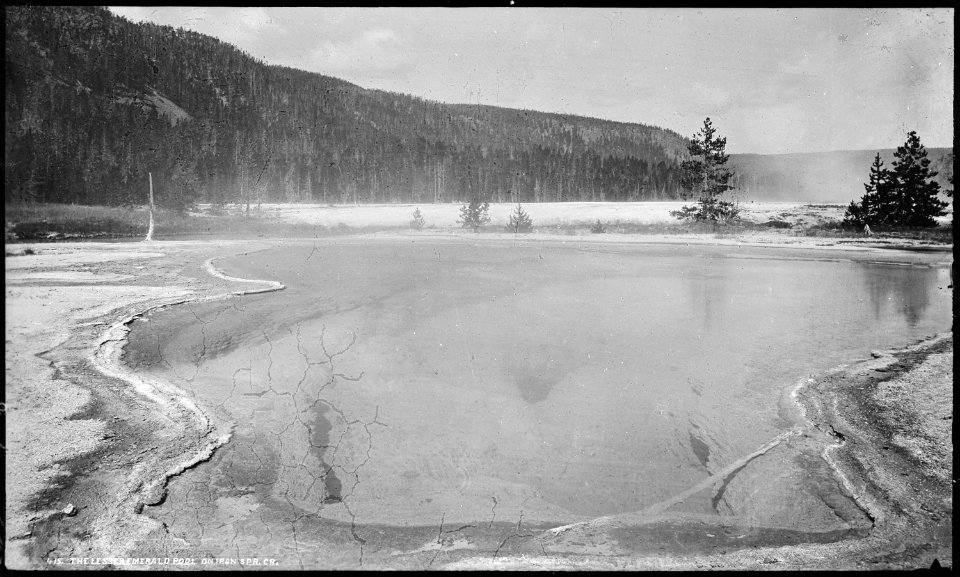 The Lesser Emerald Pool, on Iron Spring Creek. Yellowstone National Park. - NARA - 517235
