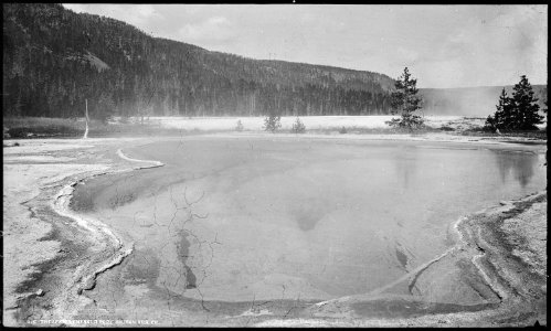 The Lesser Emerald Pool, on Iron Spring Creek. Yellowstone National Park. - NARA - 517235