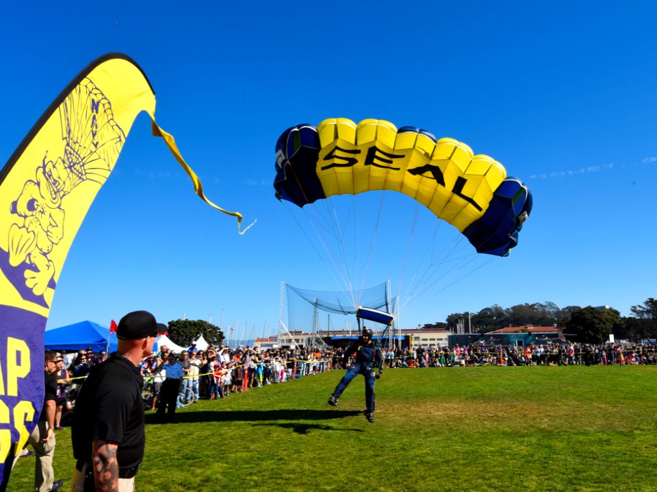 The Leap Frogs demonstrate during San Francisco Fleet Week. (21546705124)
