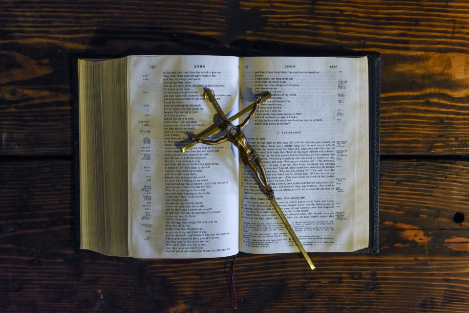 Reading cross crucifix