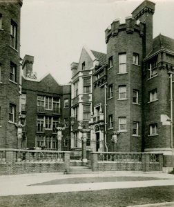 The Manor Apartments, 1019-1031 Bryn Mawr Avenue, Chicago, early 20th century (NBY 779)