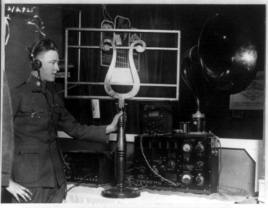 The modern lyre - a radiophone aerial for the parlor LCCN2002705886