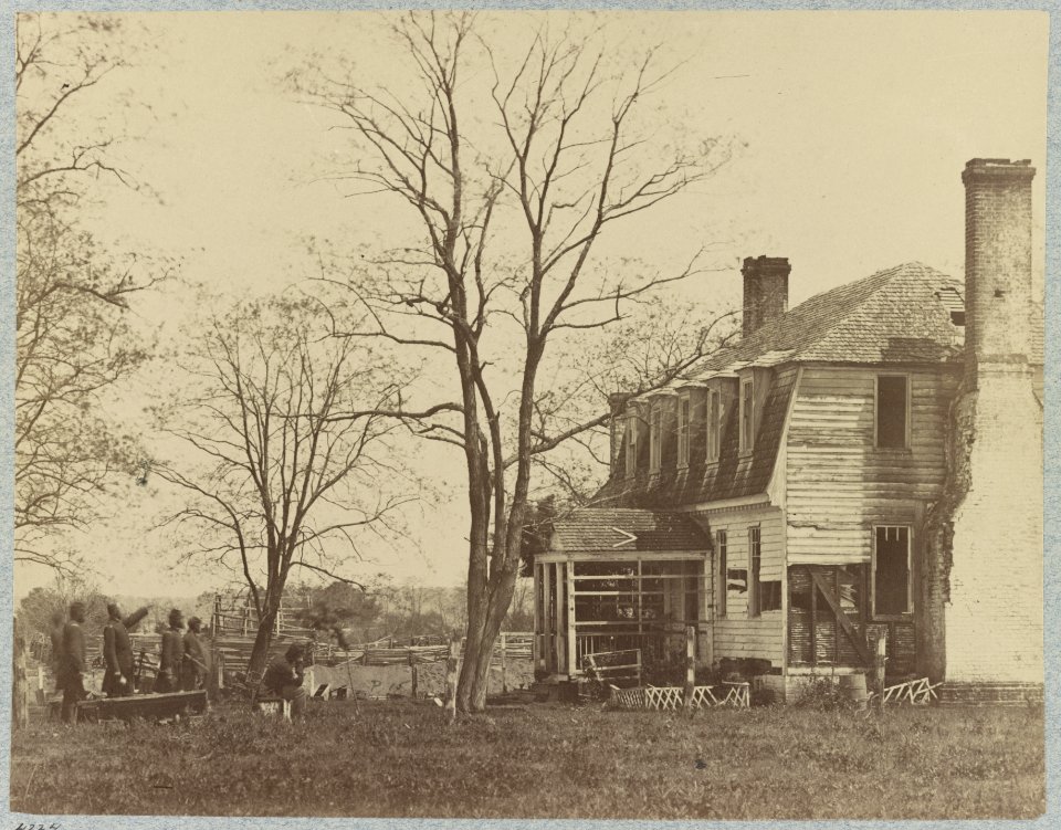 The Moore House, near Yorktown, Va., showing effect of fire from Confederate batteries LCCN2014646173