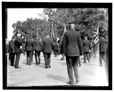 The Naval veterans passing the temporary White House on Jackson Place. The Prst. confined and unable to appear by reason of abcess on leg LCCN2008679996