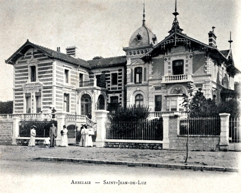 The Olazábal family outside Villa Arbelaiz