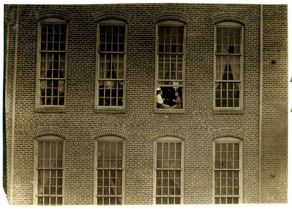 The only photo of the mill children I could get. The superintendent was too suspicious. Many young girls and boys in there on day shift. Some below 12 years old went in on night shift. LOC cph.3a01127