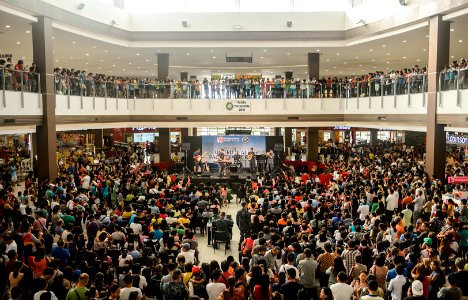 The Pacific Fleet Band performs at Robinsons Mall during Pacific Partnership 2015. (19491328544)