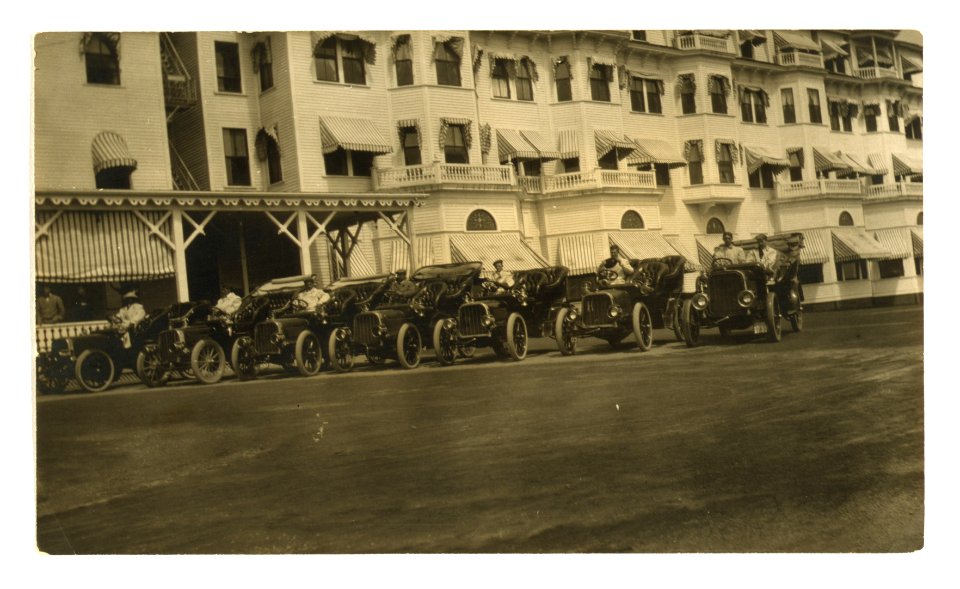 The Pope-Toledos at Hotel Wentworth, used at peace conference, Portsmouth, N.H., U.S.A., August, 1905 LCCN2005683163