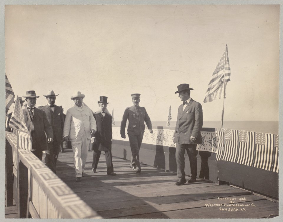 The President coming off the wharf at Ponce Playa LCCN00652038