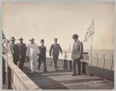 The President coming off the wharf at Ponce Playa LCCN00652038