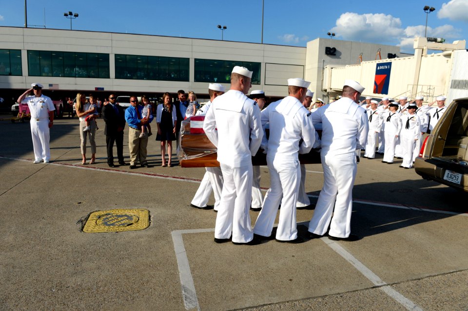 The remains of Logistics Specialist 2nd Class Randall Smith arrive at Nashville International Airport. (19386353043)