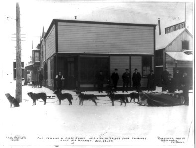 The remains of Judge Humes arriving in Valdez from Fairbanks LCCN2005680954