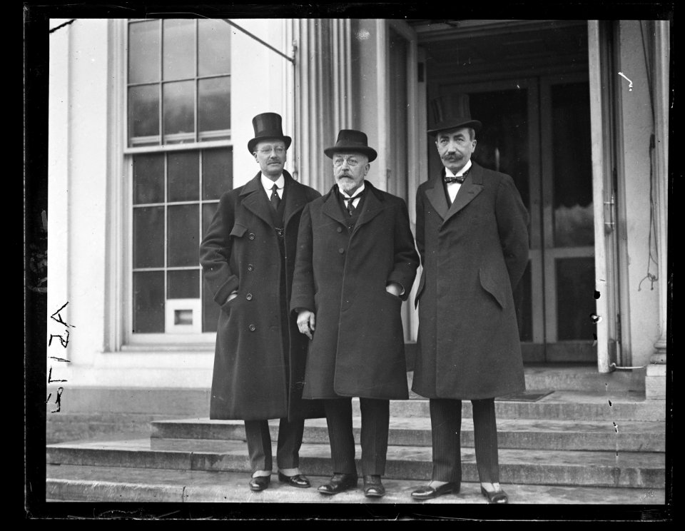 The Senator Albert LeJeune of Belgium, Prof. Pirenne, Historian of Univ. of Belgium and Baron de Cartier de Marchienne, Belgian Amb., call at White House LCCN2016891934