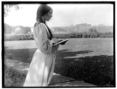 The sketch, posed by Beatrice Baxter in Newport, R.I. LCCN2006684221