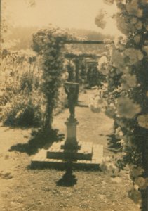 The Sundial, Butcharts Gardens, Victoria, British Columbia (HS85-10-42129)