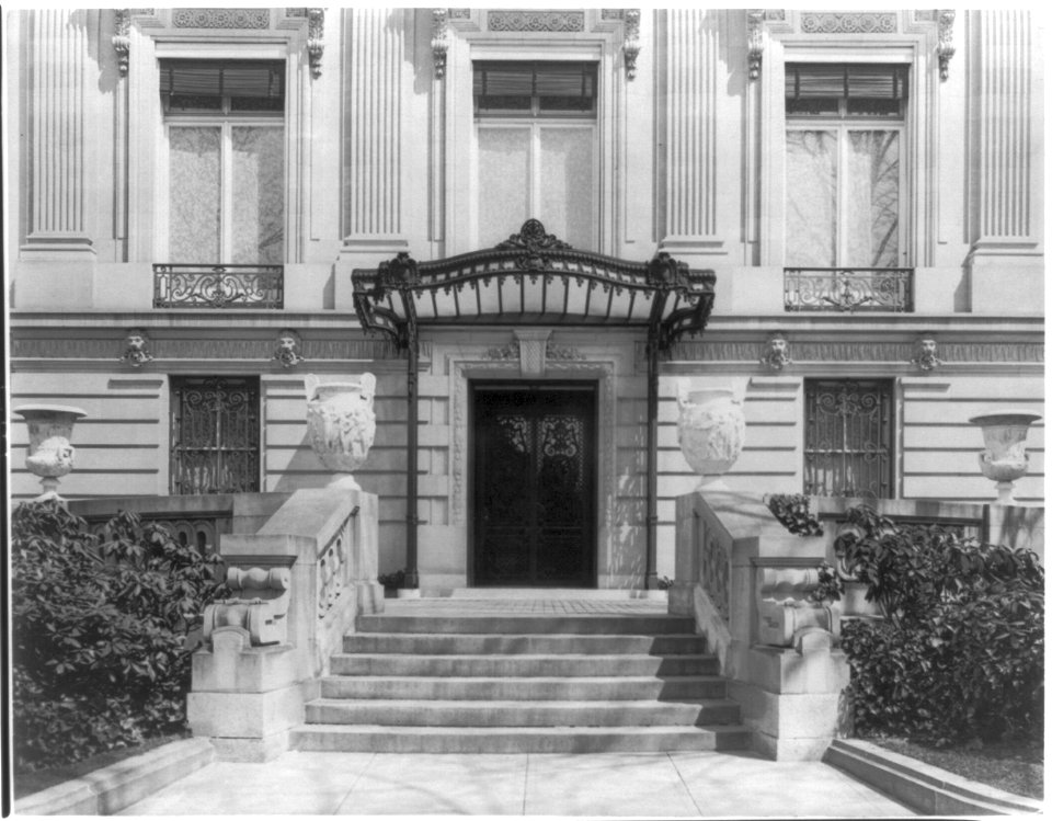 The Townsend house, home of Sumner Welles, now the Cosmos Club, 2121 Massachusetts Ave., N.W., Washington, D.C. - exterior view LCCN2001698322