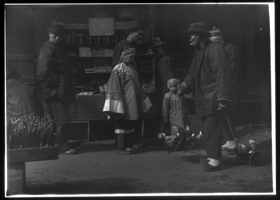 The toy peddler, Chinatown, San Francisco LOC agc.7a55092