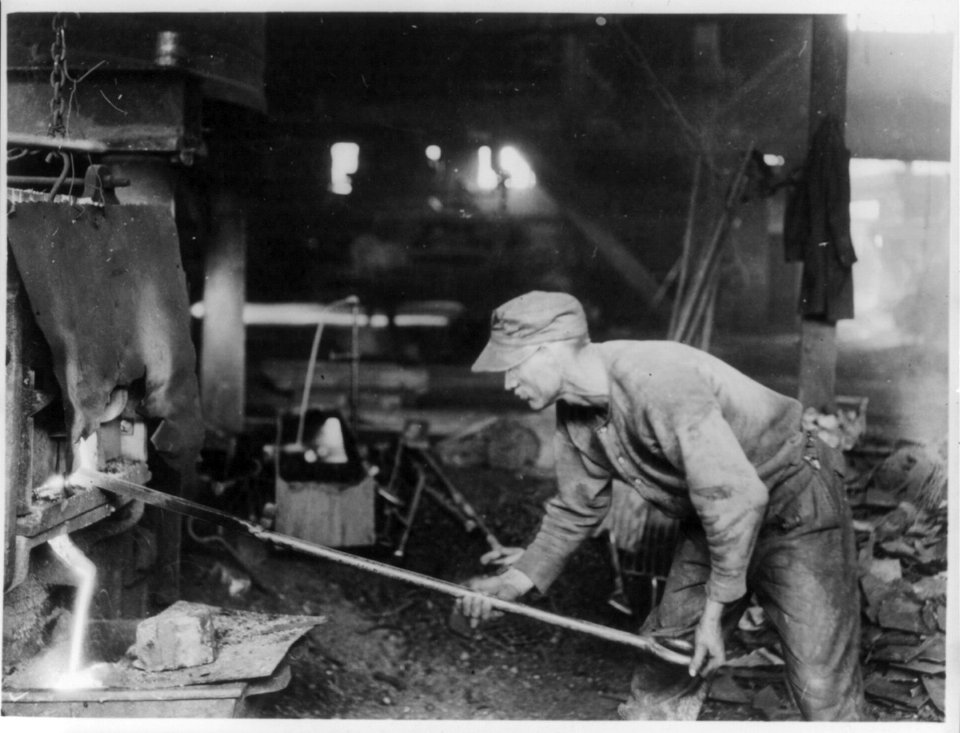 The threatening big steel strike. A view of one of the strikers who is asking for more pay, at his work of puddling, where he is working up his ball of iron to be carried to the LCCN2002695622