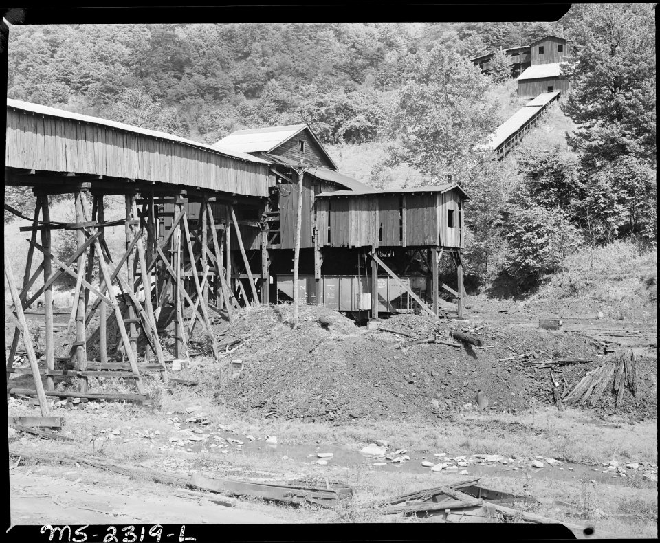 The tipple. Kentucky Straight Creek Coal Company, Belva Mine, abandoned after explosion (in) Dec. 1945, Four Mile... - NARA - 541242