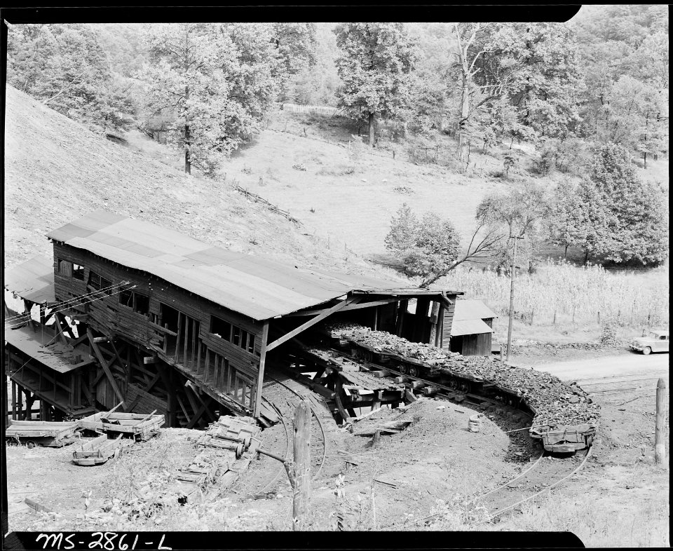 The tipple. P V & K Coal Company, Clover Gap Mine, Lejunior, Harlan County, Kentucky. - NARA - 541390