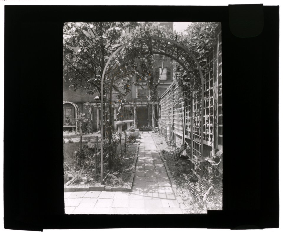 The Touchstone Garden, 118-120 East 30th Street, New York, New York. Arbor LCCN2007685039