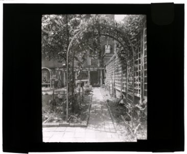 The Touchstone Garden, 118-120 East 30th Street, New York, New York. Arbor LCCN2007685039