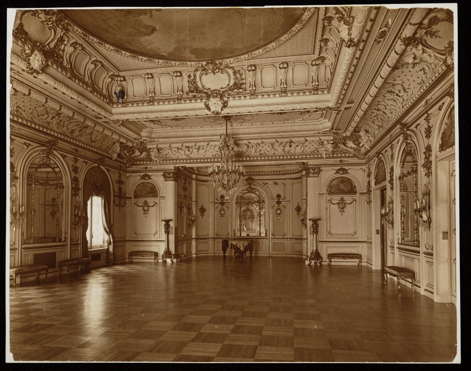 The Townsend house, home of Sumner Welles, now the Cosmos Club, 2121 Massachusetts Ave., N.W., Washington, D.C.- interior view of richly decorated and furnished residence LCCN2001698331