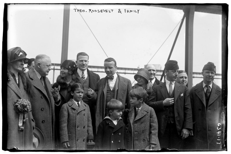 Theo. Roosevelt Jr. with family LCCN2014718096