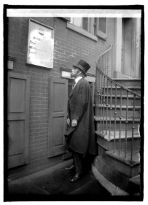 Theo. Hardy as Lincoln at house Lincoln died in, 2-9-22 LCCN2016846065