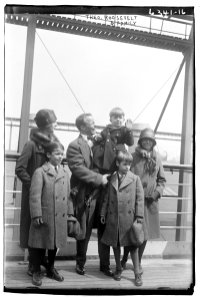 Theo. Roosevelt Jr. with family LCCN2014718095