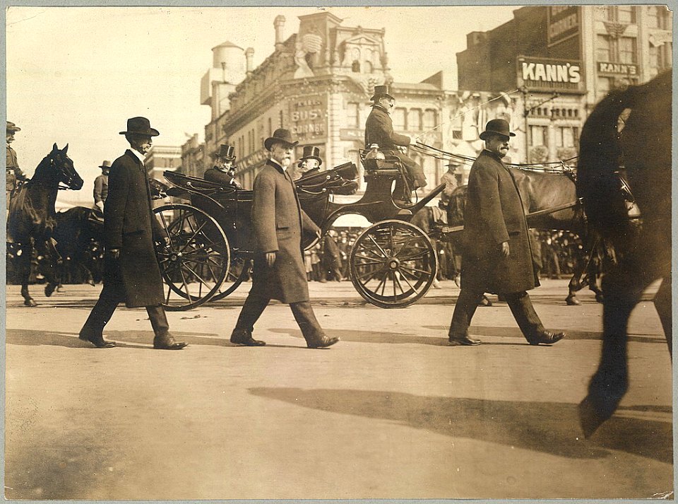 Theodore Roosevelt in carriage on Pennsylvania Avenue on way to Capitol, March 4, 1905 LCCN00650953