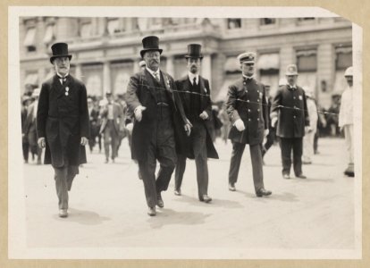 Theodore Roosevelt between Mayor Gaynor and Cornelius Vanderbilt, with hand outstretched to greet Rough Rider, New York City parade) - photo by Paul Thompson LCCN00651729
