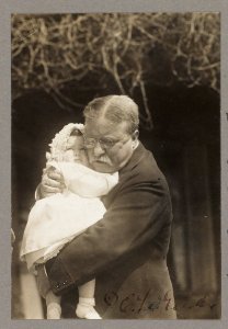 Theodore Roosevelt holding granddaughter LCCN2004671809