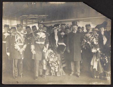 Theodore Roosevelt posed standing with group including Prince Henry of Prussia LCCN90710064